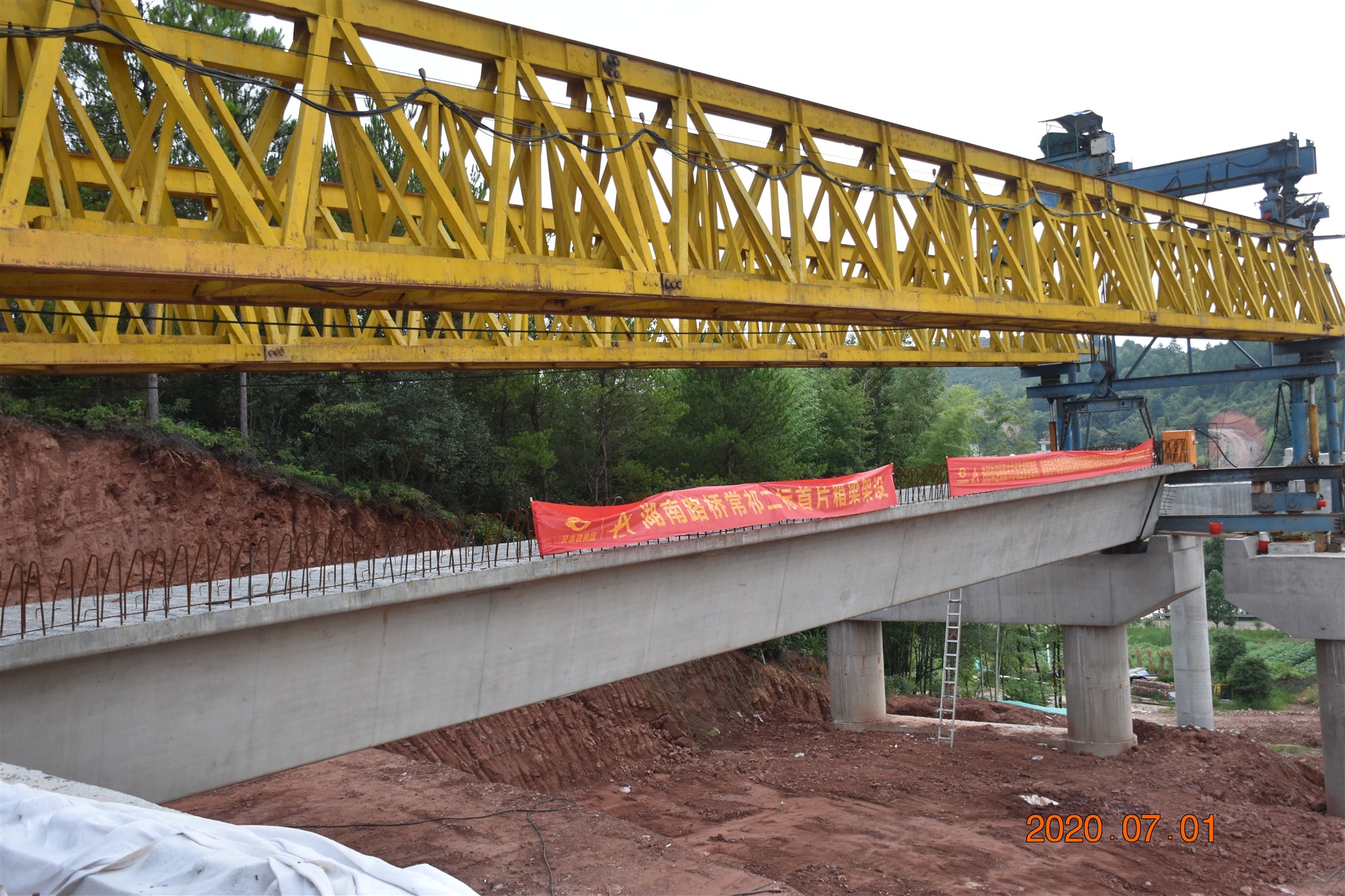 常祁二標(biāo)首片箱梁成功架設(shè) 圖2_副本.jpg