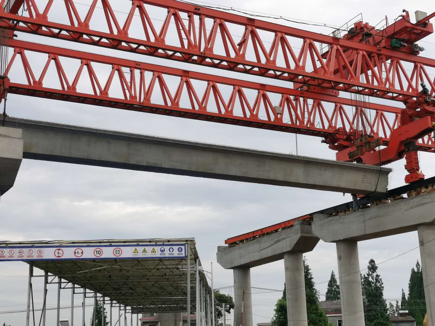 伍益14標大里程方向首片梁板成功架設(shè)照片 (2).jpg