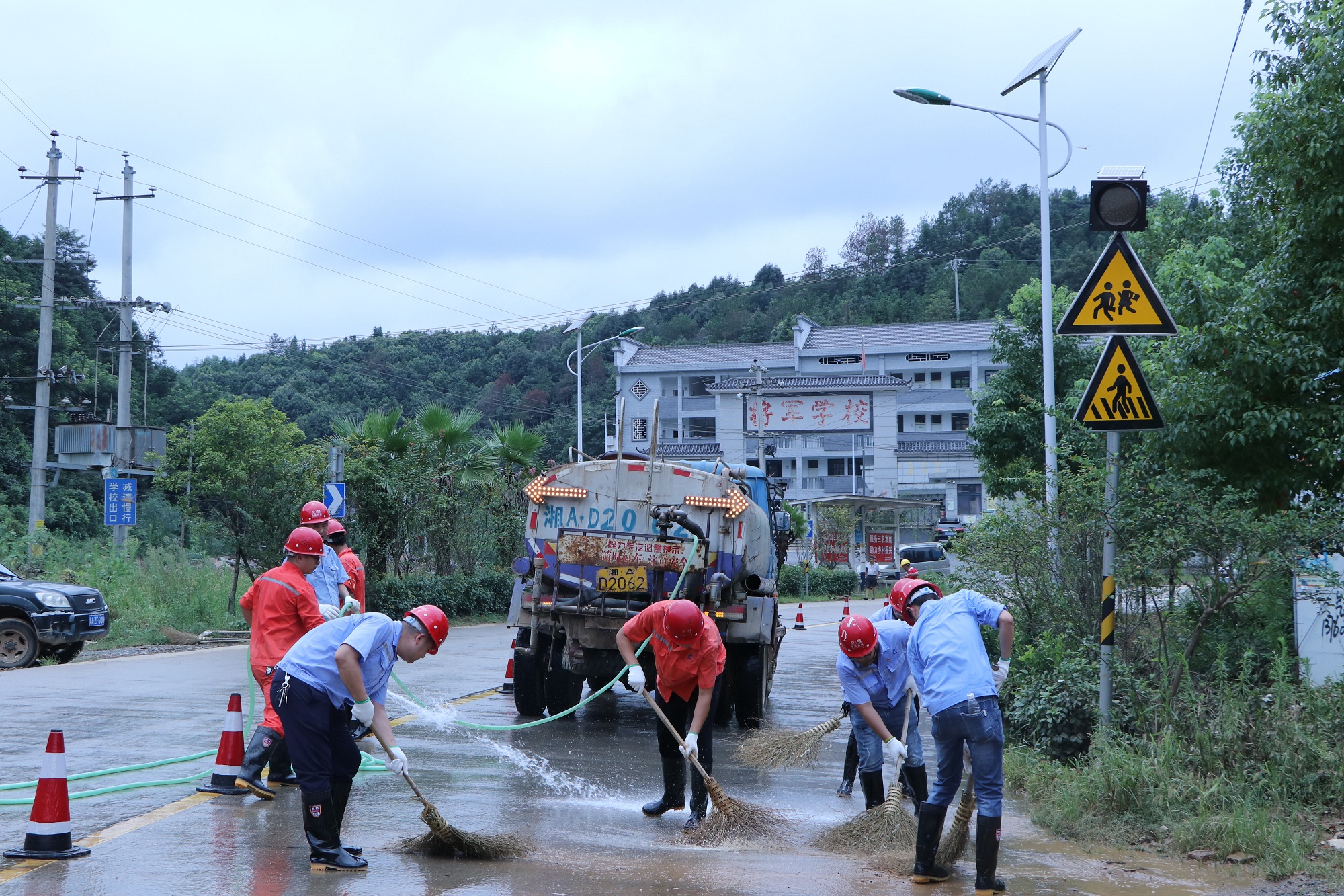 照片：洪水退了  身上厚重的泥土味獲村民點贊_副本.jpg