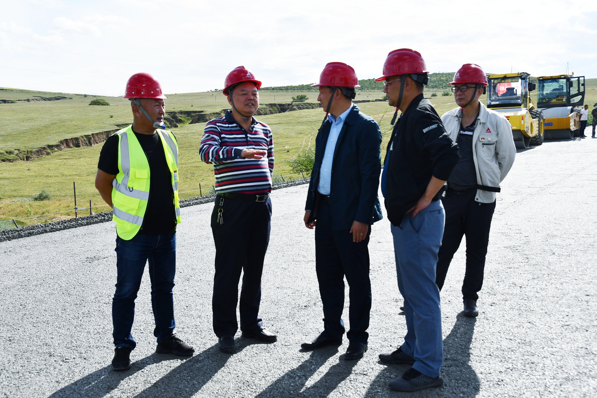 20200911967010.jpg 照片:集團(tuán)總經(jīng)理龔智輝赴內(nèi)蒙督查大查1標(biāo)項(xiàng)目建設(shè)_副本.jpg