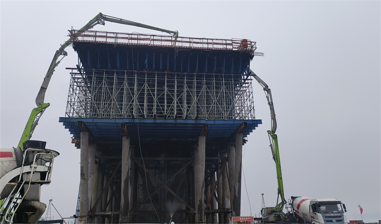 主墩11號(hào)墩0號(hào)塊第一?；炷翝仓?jpg