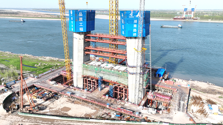 觀音寺長江大橋南岸下橫梁澆筑順利完成3_副本.jpg
