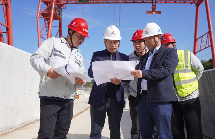20251121100539.jpg 周強調(diào)研督導(dǎo)桃源樞紐二線橋梁項目建設(shè)_副本.jpg